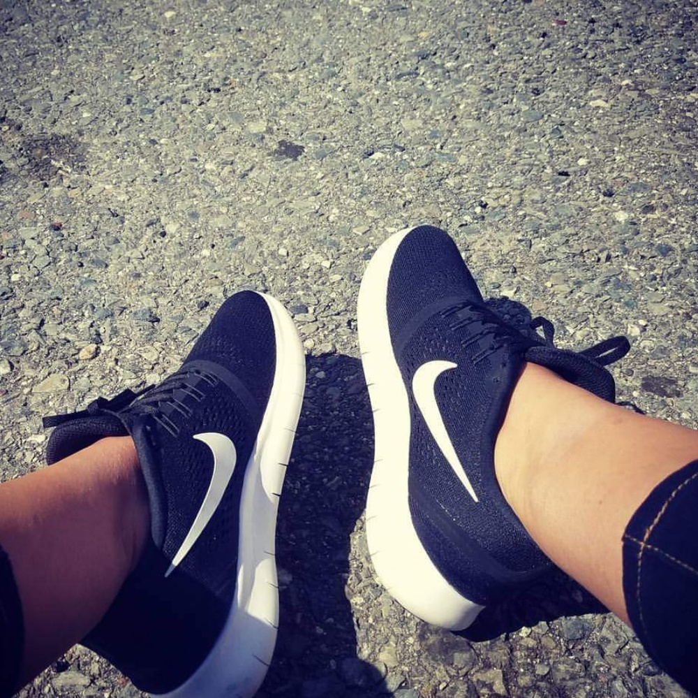 Woman's nike sneakers size 9